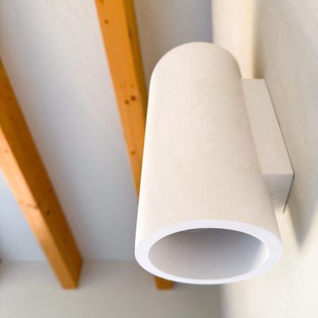 Aplique sutil respetando la aromía de la vivienda, contruida por Grup Vanrell