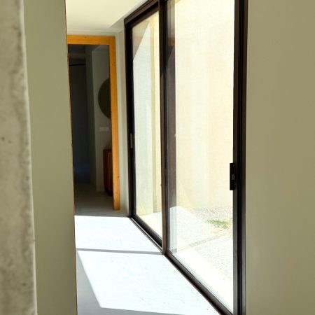 pasillo con cristaleras y luz natural, proyecto realizado en Campos