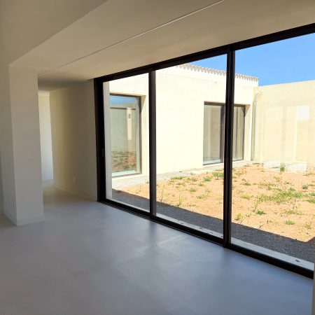 Interior proyecto construcción en Campos, cristaleras e iluminación natural