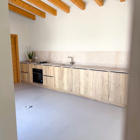 Diseño global cocina lineal con frentes color madera