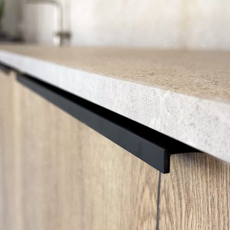 Detalle materiales encimera cocina realizada en Campos, Mallorca y tirador puerta cocina